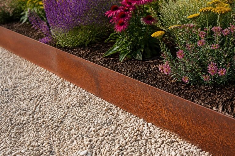 découvrez comment créer une liaison directe et esthétique entre une bordure de jardin en corten et une délimitation nette des parterres de fleurs pour un aménagement harmonieux.