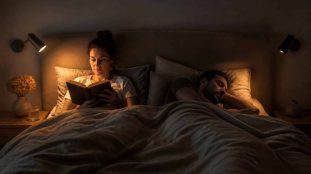 découvrez l'action précise de l'applique liseuse qui offre un éclairage ciblé, idéal pour lire sans gêner votre partenaire grâce à son design ingénieux et son orientation personnalisable.
