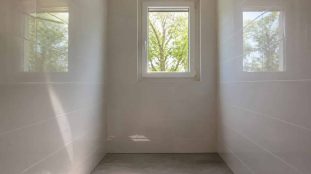 étude de l'influence de la faïence murale brillante sur la réflexion de la lumière dans une petite pièce, optimisant ainsi l'éclairage et l'impression d'espace.