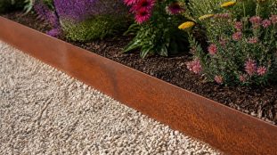 découvrez comment créer une liaison directe et esthétique entre une bordure de jardin en corten et une délimitation nette des parterres de fleurs pour un aménagement harmonieux.