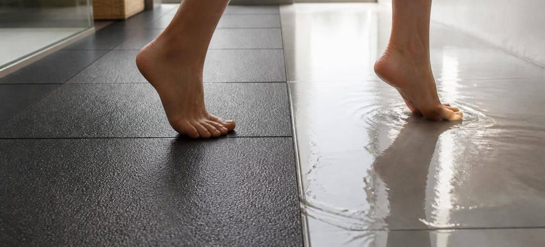 découvrez comment le choix d'un carrelage de sol antidérapant contribue efficacement à la prévention des chutes sur sols mouillés, assurant sécurité et tranquillité dans tous les espaces.